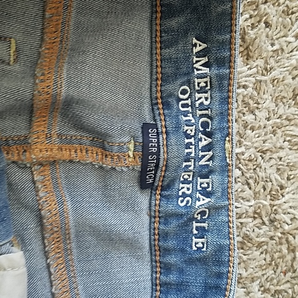 AEO Destroyed Light Wash jean shorts - Picture 4 of 8